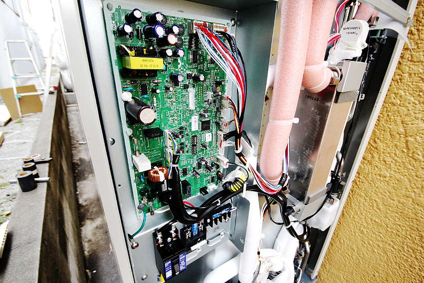 電源部分のフタの中