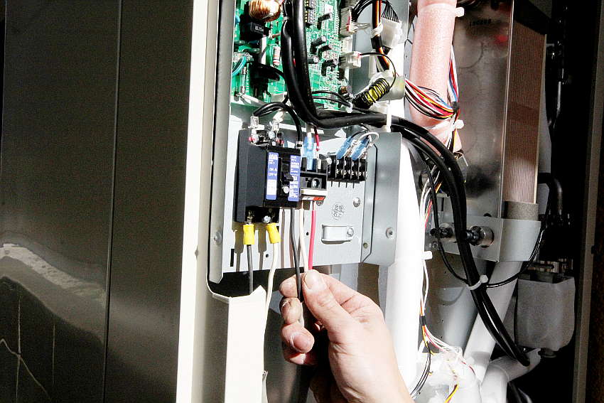 ヒートポンプユニットとの連絡配線の取り付け