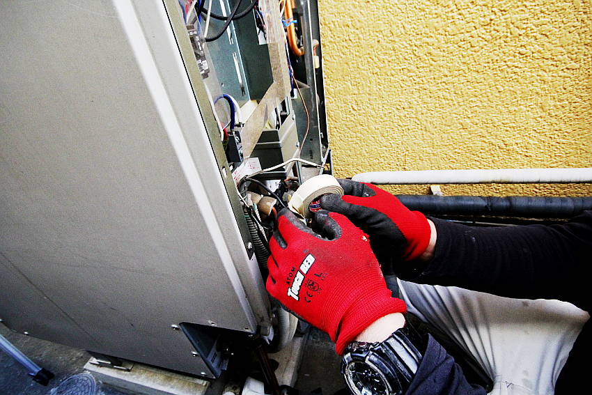 電気配線に絶縁テープを巻く