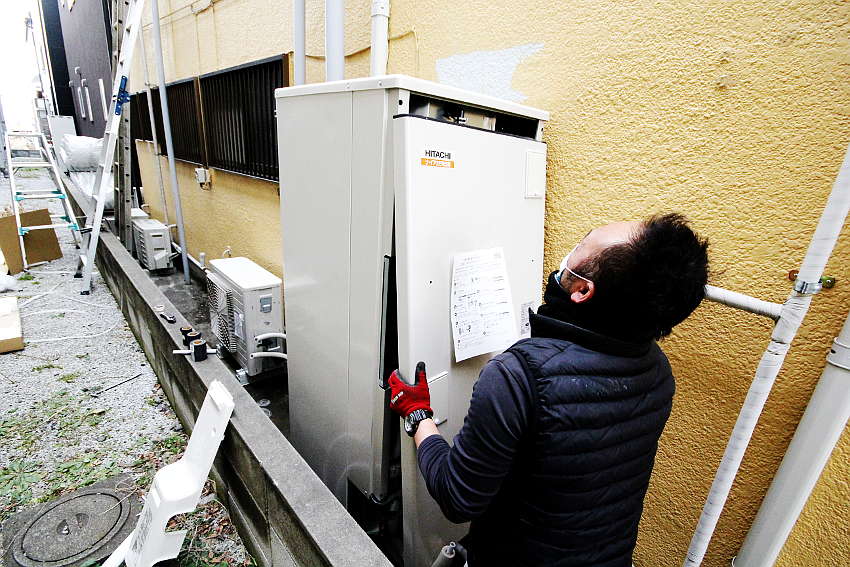 前カバーを下にずらす