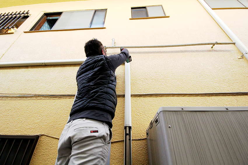 お風呂への配管ダクト取り外し