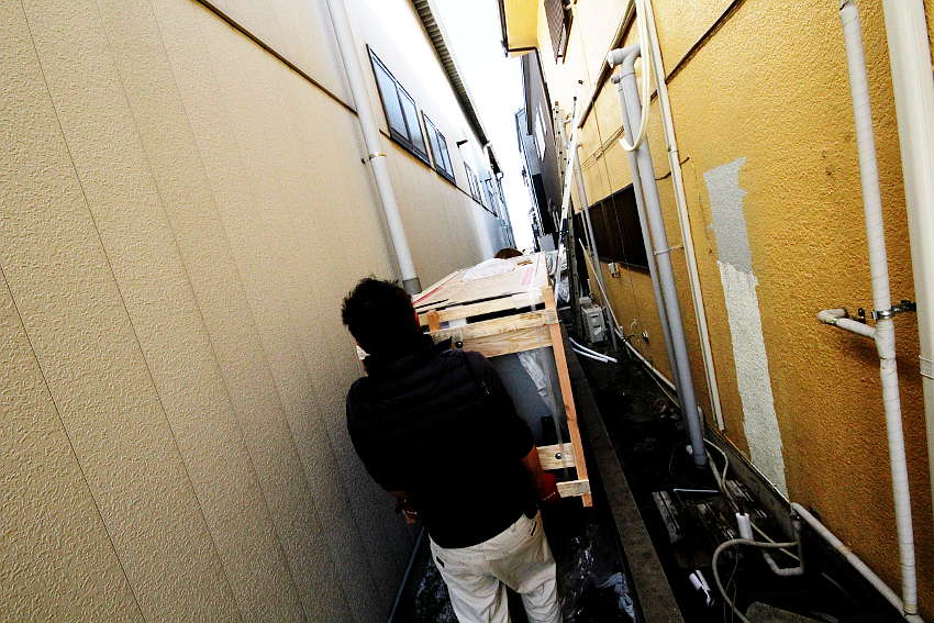 エコキュート運び込み