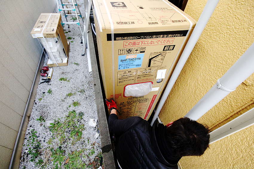 壁際と配管ギリギリに設置完了