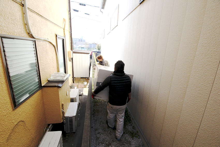 エコキュート運び出し
