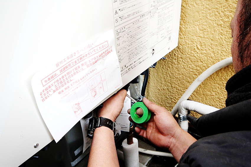 接続口にシールテープ巻きつけ