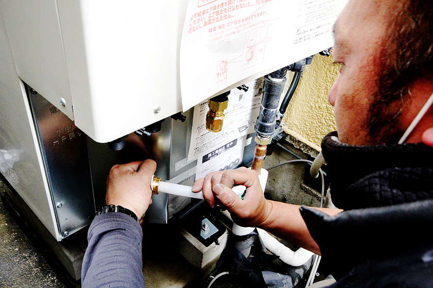 横に配管を接続