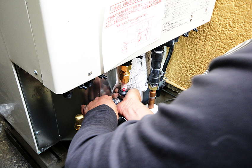 上に配管を接続