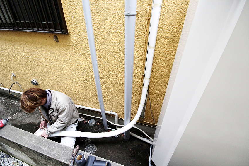 浴室からエコキュートまでの配管に保温材を巻きつけ