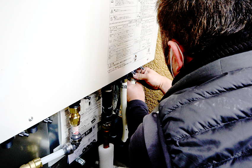 浴室への「往き配管・戻り配管」を接続