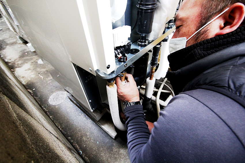 「往き配管・戻り配管」を接続