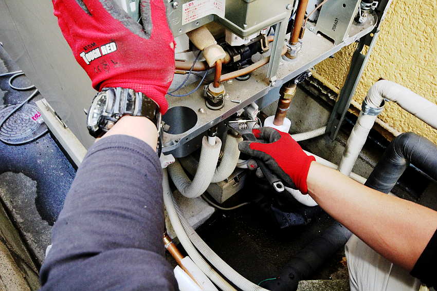 レンチを使用してヒートポンプユニット配管の取り外し