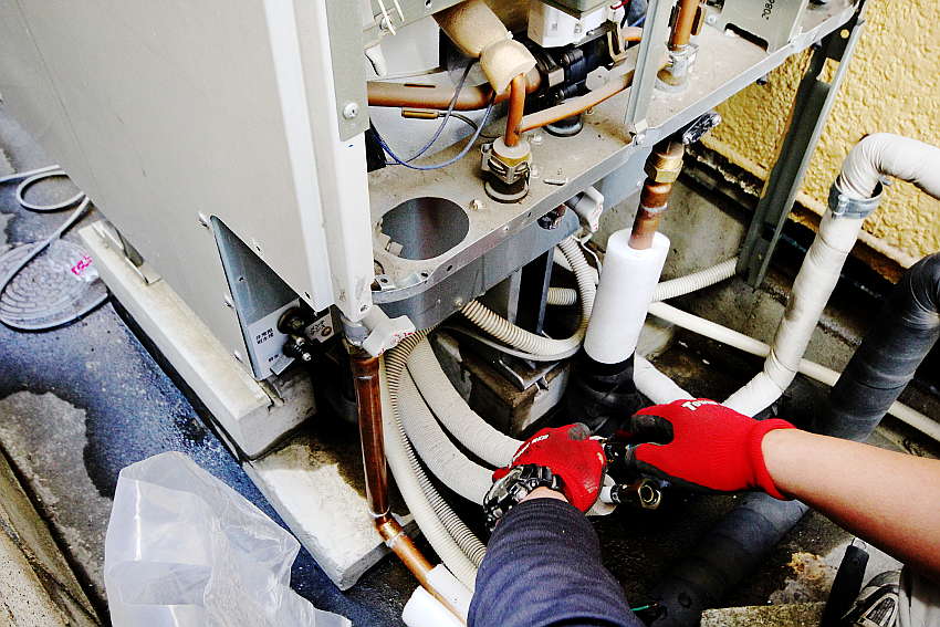 ヒートポンプユニット配管取り外し完了