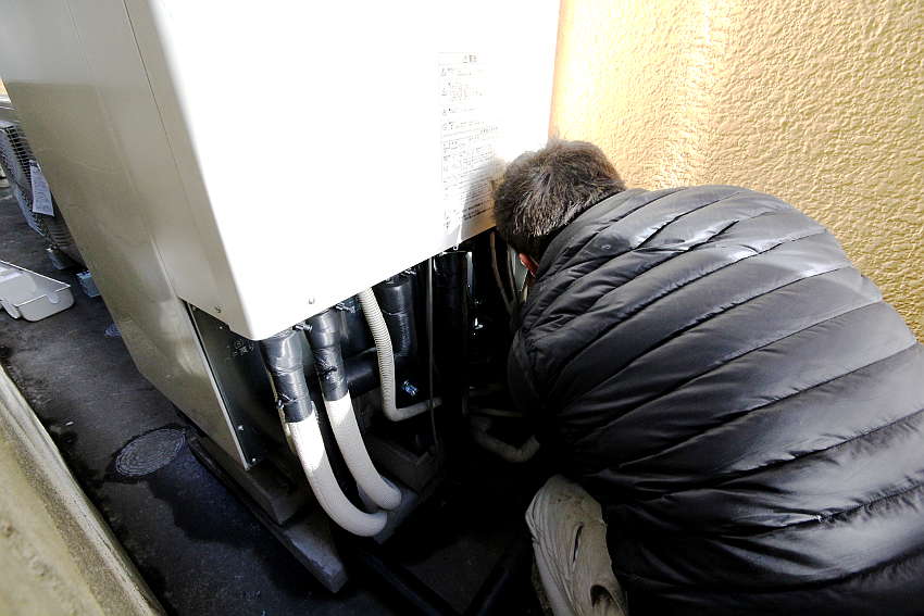 右側から取り付ける