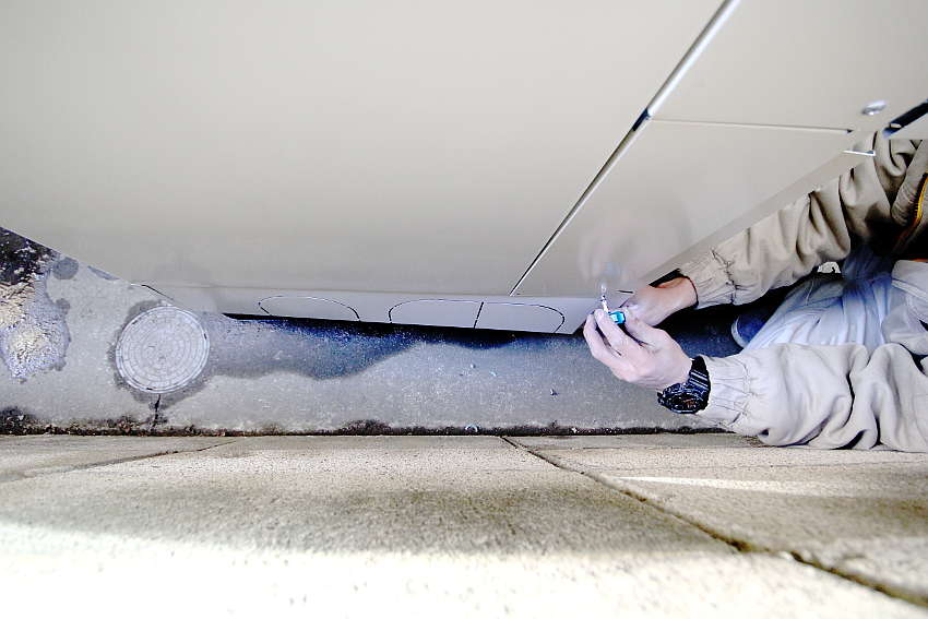 「スタビーラチェットドライバー」を使用して左側取り付け