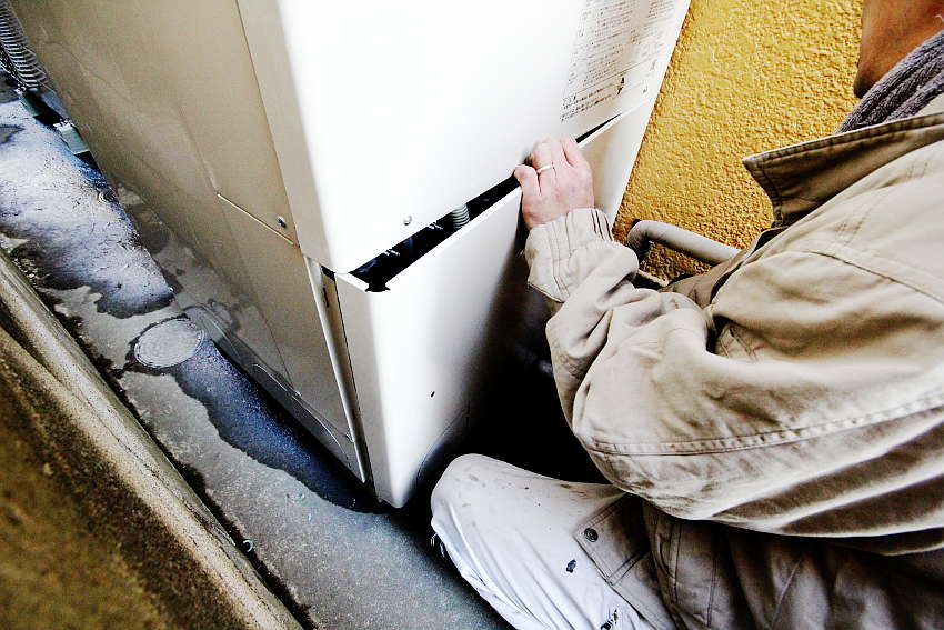 正面の脚部カバー取り付け