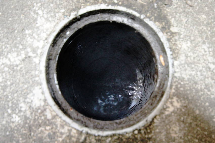 排水にお湯が抜けている