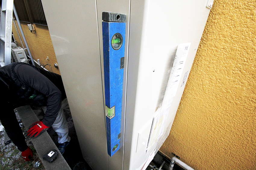 水平器で水平を取る