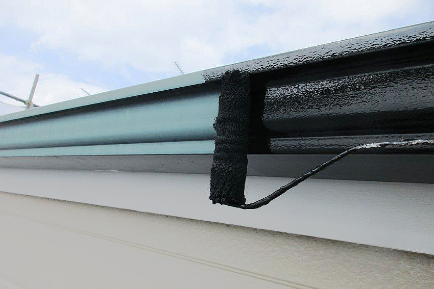 雨樋を塗装中の屋根