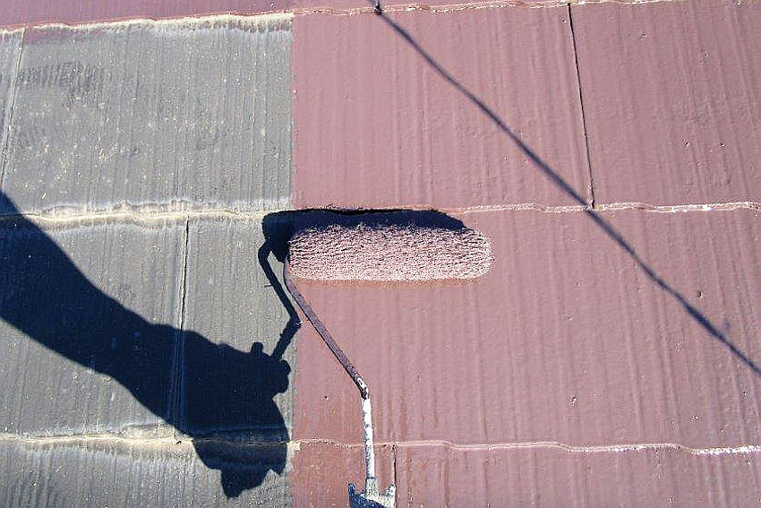 中塗りを施工中の屋根