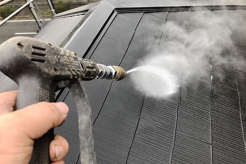 高圧洗浄を施工中の屋根