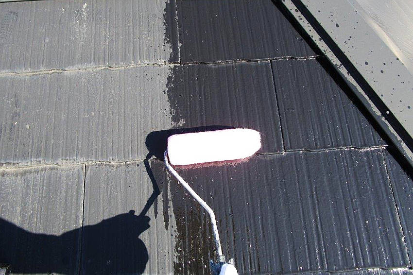 下塗りを施工中の屋根