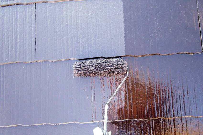 上塗りを塗装中の屋根