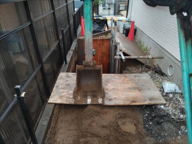 掘削途中の擁壁周辺の外構部分