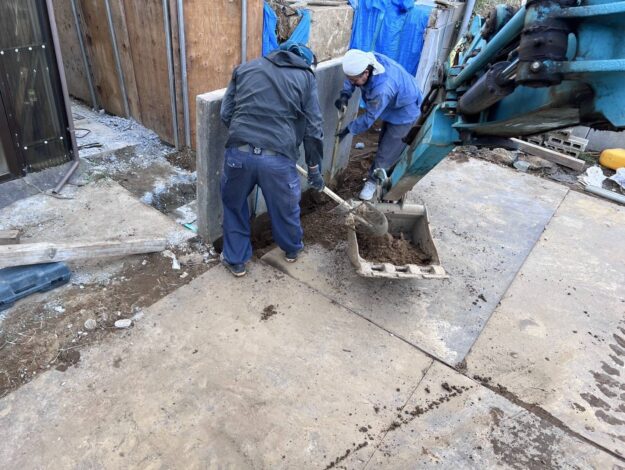 高さ1700の擁壁の周辺を手作業で掘削