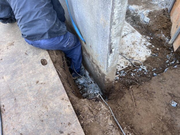 高さ1700の擁壁の周辺を手作業で掘削